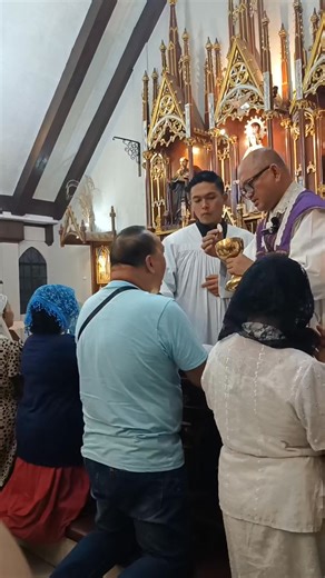 Holy Communion Traditional Latin Mass | Catholic Tradition & Evangelization