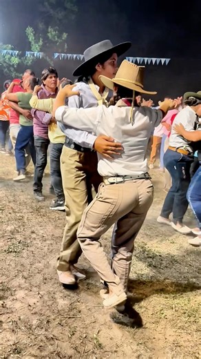 Así se baila la chamarrita, excelente felicitaciones para las chicas #bailes #reelsviralシfb #cumbiasparabailar #mexicanas | Sonido Norte Producciones