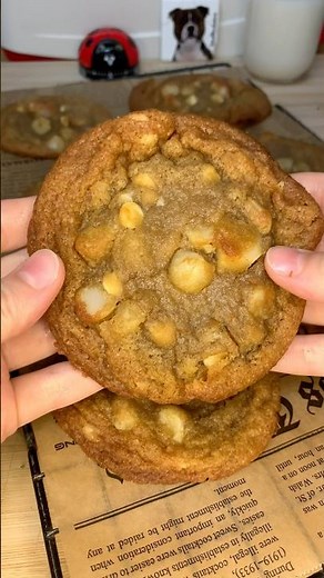 👩🏼‍🍳EASY Recipe: 🍪 Subway-Style White Chocolate Macadamia Nut Cookies #shorts