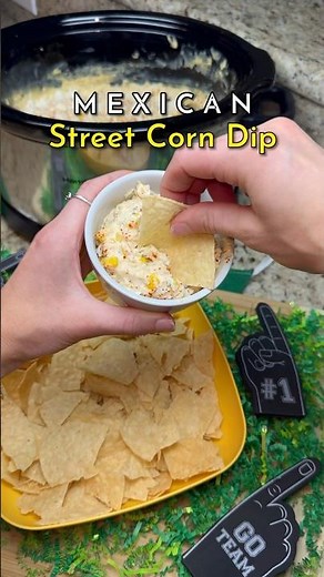 MEXICAN STREET CORN DIP 🌽 This is an easy crockpot recipe for game day! #mexicanstreetcorn