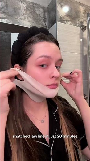 Okay, the 24K Gold V-Line Lifting Mask is next level😱