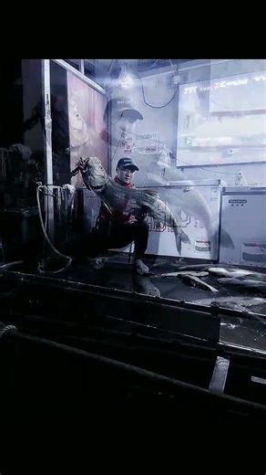 单间住着不是找不到超米，就是找到不开口，不是打不中，就是打中切线脱钩，换到我的超米床了看我擒的住你不？116cm、17.2斤，所以玄学这东西很难讲😅#dou是钓鱼人 #kimple路亚艇 #探...