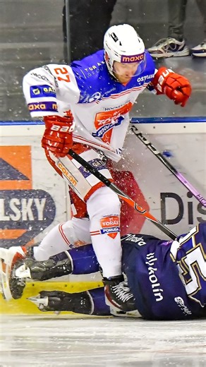 Maxa liga on Instagram: "Pouhých 39 vteřin stačilo Porubě k otevření skóre, když se prosadil Jakub Kotala. 🤯🔥 📸 Jan Kobzáň #maxaliga | #hokej | #hockey | #maxamomenty | #KOLPOR | @hcporuba"