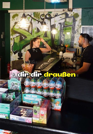 POV: Du hast deinen ersten Arbeitstag, aber deine Kollegen halten dich den ganzen Tag für eine Kundin. 😂 Vielleicht hätten wir sie vor Arbeitsbeginn einmal dem Team vorstellen sollen … Wer würde bei uns auch eher etwas trinken, als hinter der Bar zu arbeiten? Moderner Kiosk mit Bar in München | Späti München | Drinks to go | Treffpunkt Glockenbach Müllerstraße 43 - 80469 München-Ludwigsvorstadt-Isarvorstadt #fyp #bar #sommer#späti #foryourpage