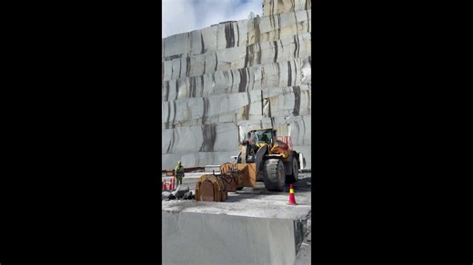 Up close footage shows huge granite slab being toppled over at Norwegian quarry