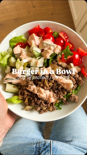 Had to share this BURGER IN A BOWL because it is one of my fave low carb recipes from the meal plan that I follow. 🍔🥣 We’ve been making it weekly and the sauce legit reminds me of a Big Mac (my go to order at McDonald’s years ago 🫣). Recipe from @fasterwaytofatloss Burger Bowl Recipe (Serves 4): • 1.5 lbs lean ground beef (93/7) • ½ yellow onion, diced • 8 cups romaine lettuce, chopped • 2 cups cherry tomatoes, halved • 1 cup dill pickles, chopped • ½ cup red onion, diced or sliced • ½ cup av