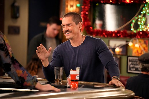 Steve Howey & Reba McEntire Reunite on Happy's Place: All About the Actor