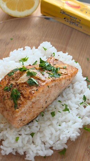 La forma más fácil y rica de preparar pescado es con Mantequilla porque les da muchísimo sabor, la textura siempre queda increíble y nunca se secan! Así que nuestra mejor amiga cuando nos toque aventarnos un buen pescado siempre va a ser Mantequilla Gloria Con este SALMÓN EN MANTEQUILLA DE AJO (o el pescado que más te guste, porque funciona perfecto con todos) vas a ver justo todo esto, cero te complicas y queda espectacular! Ahí va! INGREDIENTES 90 g de Mantequilla Gloria con sal 4 trozos de sa