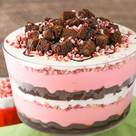 Peppermint Cheesecake Brownie Trifle! With layers of no bake peppermint cheesecake, peppermint chip pieces, whipped cream and chocolate brownies! SO good! Recipe: http://bit.ly/2jvtRnG Pin it for later: https://www.pinterest.com/pin/113012271884209191/ | Life, Love and Sugar