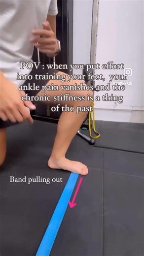 ᴘʙ ᴘʜʏsɪᴏ:Sports & Performance on Instagram: "Stiff / Painful Ankles Train the feet ! Your feet have tons of intrinsic muscles that work together with the ankles and shin to create space and range for the ankle to dorsiflex If the foot cannot pronate to allow the distal tibfib to come forward , the ankle will feel jammed at the front Try these before squatting or jumping to free up those ankles DM if you have any questions @pbphysio #ankle #foot #anklesprain #feet #physiotherapy physicaltherapy 