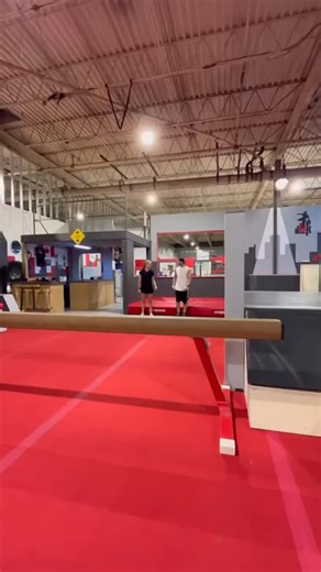 📣 PARCOURS vs PARKOUR : pas juste une question d’orthographe! 🤓🔥 On vous explique la différence, parce que c’est une confusion très fréquente! 🔹 PARCOURS ➡️ Ça signifie simplement un chemin, un trajet, une progression. On parle d’un parcours de course, un parcours scolaire, un parcours de vie, etc. 👉 Bref : c’est un mot général qui décrit une route, un chemin ou une série d’étapes. 🔹 PARKOUR ➡️ Là, on parle d’un sport, d’une discipline physique, née en France dans les années 80-90. Son obj