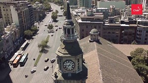 210K views · 2.5K reactions | La avenida Bernardo O´Higgins, más conocida como La Alameda, es la principal arteria de la capital. Este recorrido desde el aire muestra algunas de las más representativas construcciones e hitos que la bordean, como el Centro Cultural GAM, el cerro Santa Lucía, la Biblioteca Nacional, la iglesia San Francisco y el palacio presidencial de La Moneda. | Marca Chile | Facebook