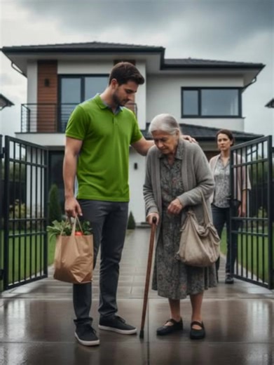 Eine 70-jährige Mutter bat ihren Sohn um Geld für Medikamente – er gab ihr nur eine Packung Nudeln. Doch was darin verborgen war, verschlug ihr die Sprache. 💔🍜 Die Nachmittagssonne sank tief über dem ländlichen Texas, die Luft war schwer von Nieselregen und Staub. Eine gebrechliche Frau in einem abgetragenen Mantel ging langsam den Schotterweg entlang, ihr Stock klopfte leise auf die nasse Erde. Helen Carter, siebzig Jahre alt, hatte an diesem Tag ein Ziel: ihren einzigen Sohn um Hilfe zu bitt