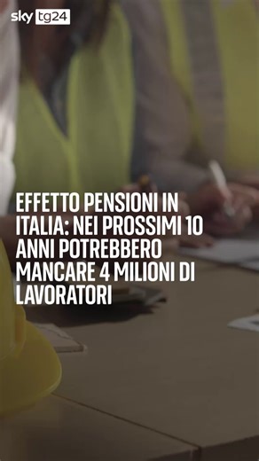 In meno di 10 anni l’Italia potrebbe ritrovarsi ad avere 4 milioni di lavoratori in meno. A tratteggiare lo scenario è un’elaborazione di Adapt, su dati Istat, come riporta Il Sole 24 Ore. In particolare la Pa, la scuola e l’industria perderanno il 18,6% degli occupati. Ecco cosa emerge dai dati e quali sono gli scenari futuri. In media, i 55-64enni pesano circa il 23% degli occupati tra 15 e 64enni, nel mercato del lavoro italiano, il che si traduce in una perdita potenziale analoga se non ci f