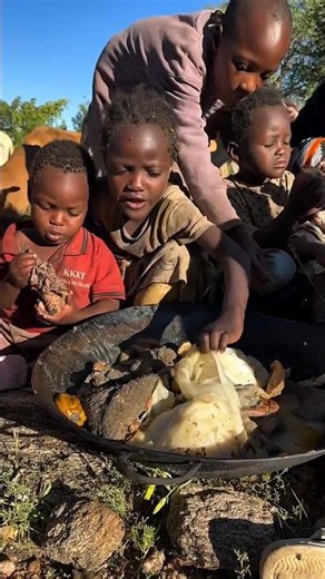 ❤️ Hungry Kids Sharing a Simple Meal Together 🍽️#AfricanVillage #VillageLife#FoodSharing #KidsEating