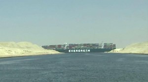 Huge cargo ship blocks Suez Canal - Main Stream Videos