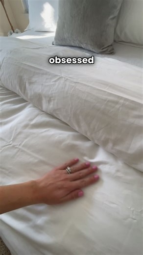 I used to think a duvet cover was just… a duvet cover. You put it on, you fight with it, you live with it. But then I tried this one from Doze, and I realized it can actually change your whole routine. The design is genius: a three-sided zipper and corner snaps, so you don’t even break a sweat putting it on. It’s literally bed-making made easy. But here’s where I really fell in love: it feels like pure luxury. The fabric is soft, smooth, and cozy in that way that makes you look forward to crawli