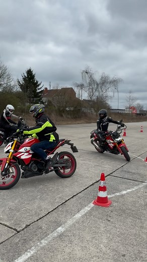 Stage pour des futurs instructeurs 😃On commence en douceur 🤪Être à 4 ou 5 dans le 8 est un excellent exercice car il vous obligera à gérer correctement la vitesse de votre moto, avec une bonne gestion du patinant et de vos freins, tout en observant votre environnement et donc les autres 👀 Bref, des fondamentaux de la conduite d’un 2 roues ✌️ #motoecole #permismoto #maîtrise #stage #instructeurs #job | Moto-Ecole Georges