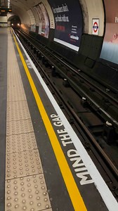 Mind the Gap Northern Line At Archway Station #london #London2025 #virtualwalkingtour #archwaystation #LondonCityTour #londonwalk #londontrains | We Love London
