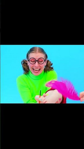 Chatouiller un pied avec une plume