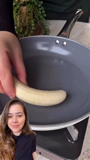 Gê descomplica | Dicas e Receitas práticas on Instagram: "🍌 Bolo de Banana na Panela (Sem Forno!) Este bolo é super prático, feito direto na panela e fica incrivelmente fofinho. Ideal para aquele café da tarde rápido! 📏 Medidas e Utensílios • Xícara base: 200 ml • Panela ideal: 26 cm de diâmetro (com tampa) 🛒 Ingredientes Massa: • 2 Bananas grandes • 3 colheres de Creme de Avelã (Nutella ou similar) • 2 Ovos • 1/2 xícara de Leite • 1/2 xícara de Óleo • 1,5 xícaras de Farinha de trigo • 1 colh