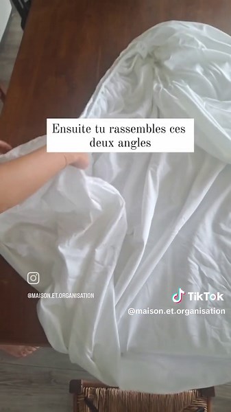 Comment plier un drap housse 🙌 Une fois que tu prend le coup de main, c'est très rapide 👍 Si tu repasses, tu peux le faire à chaque étape et ça sera nickel 🤩 Chez toi les draps housses, galère ou pas ? Emilie, 06 60 31 39 03 Contact@maisonetorganisation.com Maisonetorganisation.com Devis GRATUIT #maisonetorganisation #homeorganizer #homeorganiserfrance #désencombrer #trier #organiser #desencombrement #homeorganiser #coachenrangement #simplifier #mamanorganisée #organisation #detoxmaison #moin