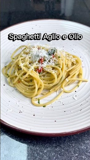 Spaghetti Aglio e Olio | Easy Italian Garlic Pasta Recipe 🍝