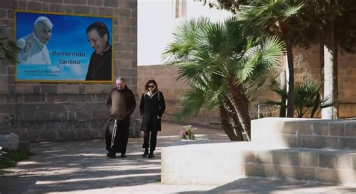 Don Tonino Bello, la sua vita raccontata da famigliari e amici: ecco il documentario sul vita del sacerdote