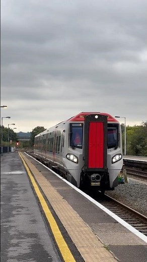 TfW 197 Class arriving at Carmarthen Station 🏴󠁧󠁢󠁷󠁬󠁳󠁿 #transportforwales #trainspotting #train