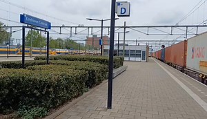 Vectron 193 955 passing through Eindhoven Centraal with an Intermodal train.  For more videos like this please see Henry's Adventures the YouTube channel. https://youtu.be/-nAiCnUzoPc?si=Q7XJLQ70hnJeZRPF | Henry's Adventures | Facebook