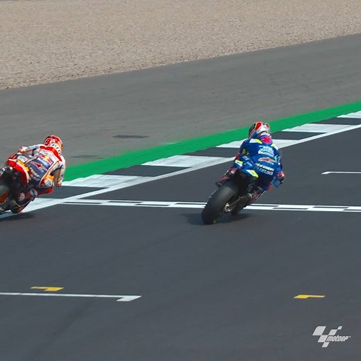 After 20 gripping laps, it all came down the final few metres! ⚔️ Watch the overtake which saw Álex Rins narrowly get the better of Marc Márquez! 🏁 #BritishGP 🇬🇧 | MotoGP