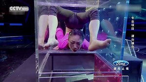 Extreme challenge: Acrobat contorts body to squeeze through boxes - video Dailymotion