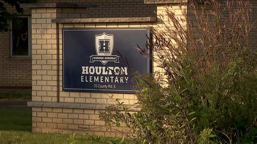 Hudson school board votes to close both Houlton and Willow River elementary schools