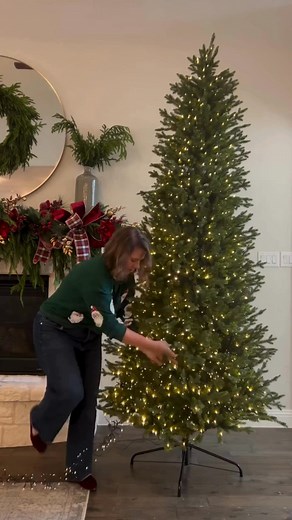 THEY'RE BACK!✨ Our famous TWINKLE Cluster Lights! Designers’ must-have. Customer-favorite. The twinkle that defines Christmas. | Decorator's Warehouse