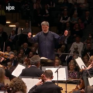 Wir feiern 115 Jahre Mahler Sieben! 🥂🎉🎶 Zum besonderen Ehrentag des Werks mit dem Beinamen “Lied der Nacht”, könnt ihr es euch auf der Couch bequem machen und den Konzertmitschnitt aus der Elbphilharmonie Hamburg unter der Leitung unseres Chefdirigenten Alan Gilbert in voller Länge genießen. ➡ www.ndr.de/elbphilharmonieorchester/mahlersieben100.html | NDR Elbphilharmonie Orchester
