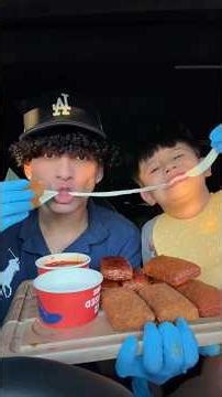 Four year old tries Chili’s for the first time ❤️🥹