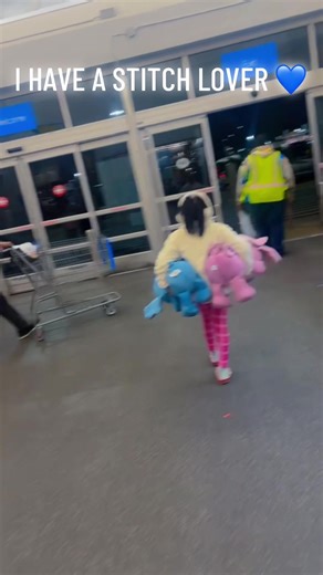 ALL THE KIDS LOVE STITCH 💙🩷💙🩷💙🩷💙🩷💙🩷 #trending #viral #girlmom #liloandstitch #fypppppppppppppp