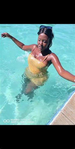 Ngicela ningibhadalele itrip esiplane with my friends ke atleast ngyoswima nyana ngipholise umzimba tuuuu bantase ��� | Zee Nhlē