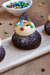 🎥🔥 Clap de fin pour cette Masterclass exceptionnelle avec @‌raphael.zagnoni et @‌mmsfrance ! Pour cette ultime vidéo, c’est Damien, notre troisième grand gagnant, qui relève le défi en cuisine 👨‍🍳💪 De savoureux choux garnis au chocolat, cacahuètes et M&M’S Minis … Autant vous dire qu’on voulait finir cette Masterclass en beauté 🍫🥜 Qui veut croquer dedans ? 😍 Les ingrédients : Pâte à choux cacao : 125 g d’eau 125 g de lait entier 115 g de beurre 5 g de sucre 5 g de sel 120 g de farine T55