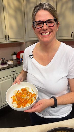 𝙈𝙚𝙡𝙞𝙨𝙨𝙖 𝙢𝙖𝙠𝙚𝙨 𝙜𝙣𝙤𝙘𝙘𝙝𝙞 𝙛𝙤𝙧 𝙩𝙝𝙚 𝙛𝙞𝙧𝙨𝙩 𝙩𝙞𝙢𝙚. It wasn’t a disaster, it tasted good AND she didn’t get any sauce on her white tee. #WINNING Check out the segment and the recipe: https://www.localsyr.com/bridge-street/in-the-kitchen-with-melissa-making-potato-ricotta-gnocchi/ | Bridge Street on NewsChannel 9