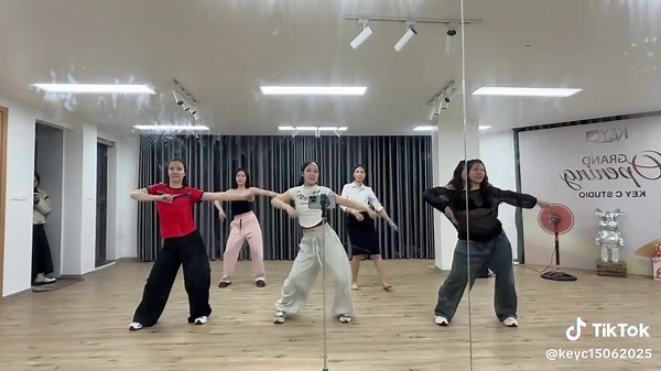 Chiếc lớp Dance Bar siêu xinh yêu cùng cô Thảo Khuê và các chị học viên xinh đẹp của lớp 🩵 Không khí lớp lúc nào cũng vui vẻ, nhẹ nhàng mà vẫn đầy năng lượng. Những buổi tập vừa là lúc vận động cơ thể, vừa là khoảng thời gian để các chị em thư giãn và tự tin hơn với chính mình. Lớp của cô Khuê vẫn đang tuyển sinh, chờ các “người đẹp” đến tham gia cùng tụi mình nha Lịch học: • Thứ 2 & Thứ 4: 10h – 11h • Thứ 3 & Thứ 5: 17h15 – 18h15 Nhanh tay đăng ký để cùng tập luyện và tỏa sáng tại KeyC nhé Địa