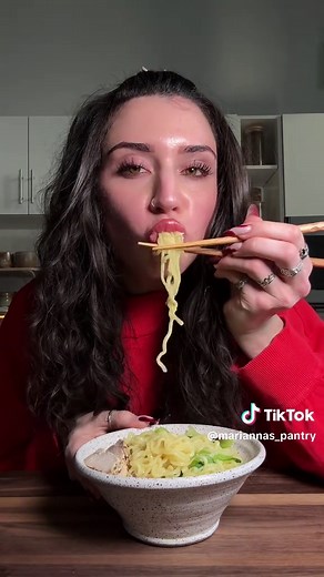 My favorite way to make instant ramyun! Ramyun Chef @Nongshim USA is one of my FAVORITES, obsessed with their curry chicken at the moment but all of their flavors are so good. Reminder nutrition doesn’t have to be complicated sometimes we can’t be bothered to cook/don’t have the time and that’s OKAY! #RamyunChef #Nongshim #foodie #ramen #sponsored