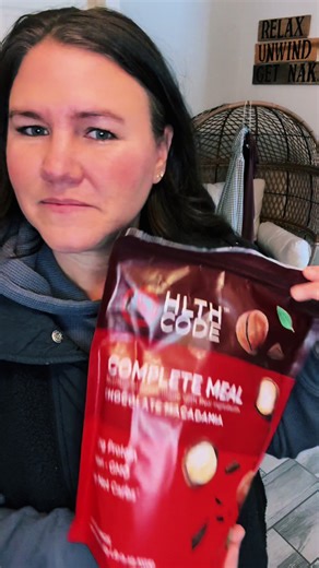 When you don’t have time to eat… but you still want REAL nutrition 🍫🥛 This HLTH Code Complete Meal – Chocolate Macadamia is saving me on busy days 🙌 • protein to keep me full • healthy fats for energy focus • low sugar so no crash • tastes like dessert but fuels like a meal Perfect for mom life, work-from-home chaos, or when you’re running out the door and forget to eat 😅 #HLTHCode #CompleteMeal #ChocolateMacadamia #BusyDayFuel #WellnessRoutine