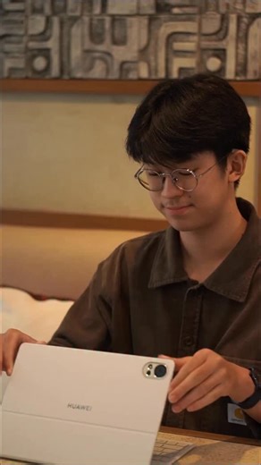 Phillip Maxwell on Instagram: "Thank you 2025, aku seneng banget bisa belajar banyak dan melewati banyak hal, semoga tahun 2026 semakin baik dan lebih seru lagi.. Setiap momen dan setiap lessons terlalu berharga buat dilupain gitu aja, dengan HUAWEI MatePad 12 X (2026) kita bisa semakin produktif dan mencatat semuanya yang lengkap sama HUAWEI M-Pencil Pro, Smart Magnetic Keyboard, dan Bluetooth Mouse 😄 #HUAWEIMatePad12X2026 #BeyondAir #TapIntoIntelligence"