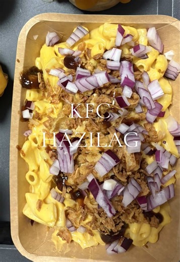 Tudom, sokan a sütik és torták miatt vagytok itt, de a január a pihenésről szól, annyira túltoltam a decembert 🙋🏻‍♀️ Úgyhogy jöjjön a recept! BUNDÁZOTT CSIRKE: Pác: 1 nagy pohár natúr joghurt, kentucky fűszerkeverék, kb. 1 kg csirkemell filé csíkozva - 1 nap pácolás a hűtőben 🕐 Panír: •száraz: kb. 350-400 g liszt, 3ek. kukoricakeményítő (én beledaráltam kb 100 g chilis tortilla chipset is) •nedves pác: 3 tojás, kb. 300 ml tej, pici víz A bepácolt csirkecsíkokat először a száraz, utána a nedve