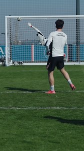 When Vitinha warms the keeper up… 😂 | PSG - Paris Saint-Germain