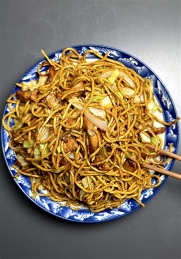 Shanghai fried noodles 🍜 Savour the flavor of Shanghai's signature fried noodles 🍜👌 Ingredients, -Cabbage -White onion -Chicken thighs -Oyster sauce -Dark soy sauce -Light soy sauce -White pepper -Corn starch -Oil -Noodles[Thick noodles preferred] -Sesame oil -Pinch of MSG Shanghai noodles are a staple of Chinese cuisine, offering a delicious and satisfying meal option. It is a masterclass in wok cookery and balance. It's a direct, unpretentious, and powerfully delicious dish where the chewy 