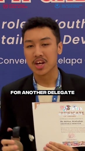 Honorable Mention – UNDP Council 🏅 Congratulations to our Honorable Mention awardee at AYIMUN Kelapa Gading Chapter: Malik Akhtar Atahullah Delegation of Singapore from Nassa School Bekasi Malik demonstrated strong analytical thinking, active participation, and a clear understanding of the agenda. Representing Singapore with confidence and structured policy arguments, he contributed practical and forward-looking solutions throughout the committee sessions.🇸🇬🚀 This recognition highlights dedi