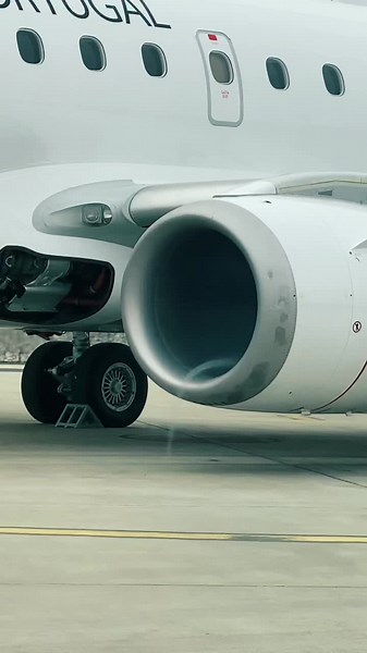Aircraft Maintenance Engineer: Vortex Between Jet Engine Intake