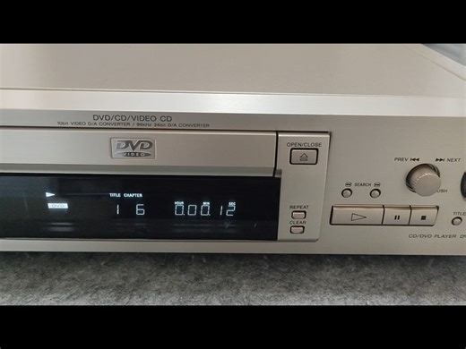 SONY索尼DVP-S707D DVD机测试:张玮伽向阳花CD版、陈志朋星星的约会DVD版、凤飞飞温暖的秋天VCD版均效果良好。视频尾部是机器各部位照片。